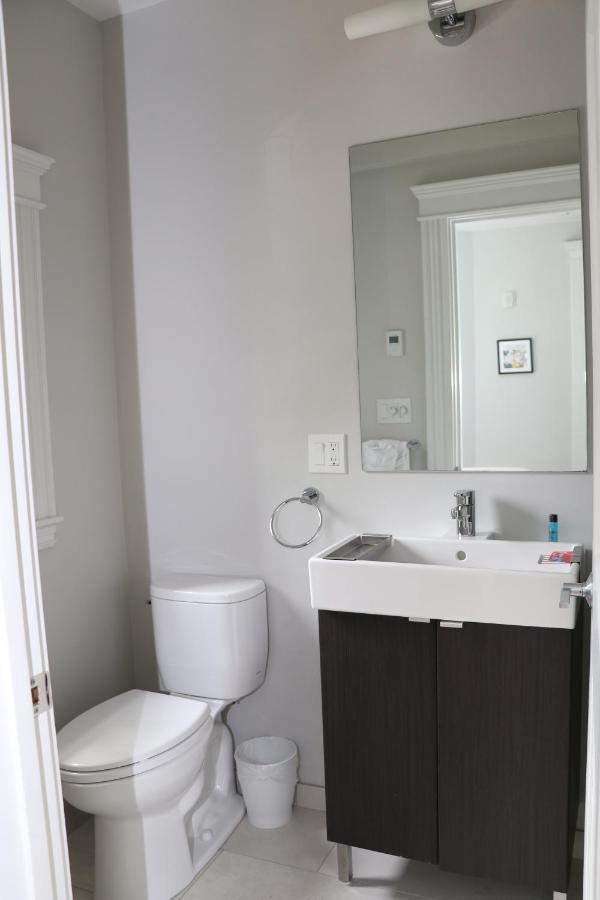 A Stylish Stay W/ A Queen Bed, Heated Floors.. #18 Brookline Luaran gambar