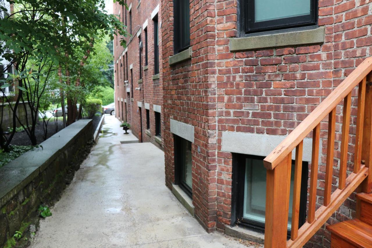 A Stylish Stay W/ A Queen Bed, Heated Floors.. #18 Brookline Luaran gambar