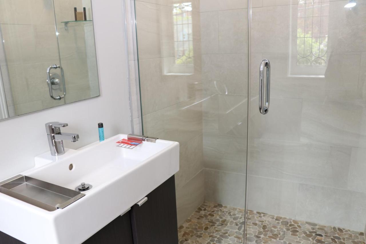 A Stylish Stay W/ A Queen Bed, Heated Floors.. #18 Brookline Luaran gambar